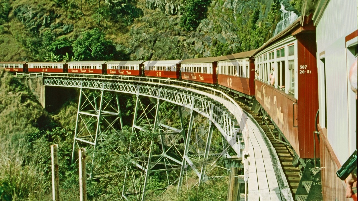 Kurandabahn auf Holzbrücke.jpg