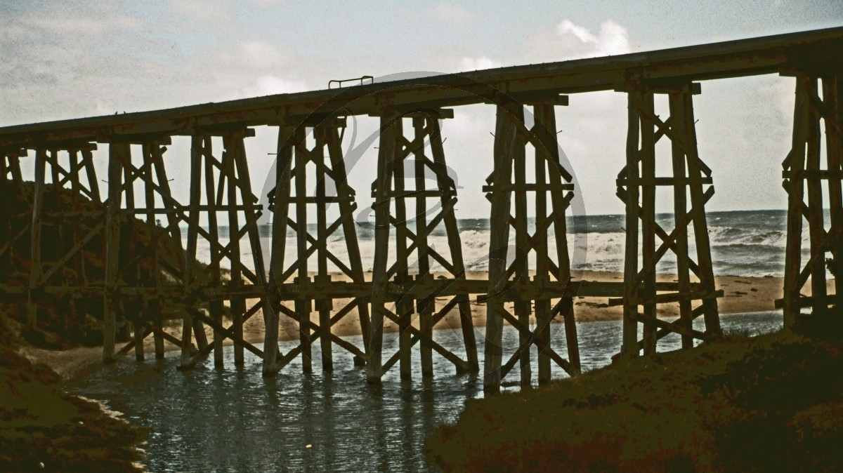 1990_254_C04-08-01_(Holzbrücke bei Kilcunda).jpg